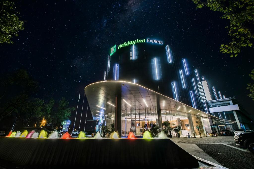 Holiday Inn Express Shanghai Songjiang Fangta by IHG